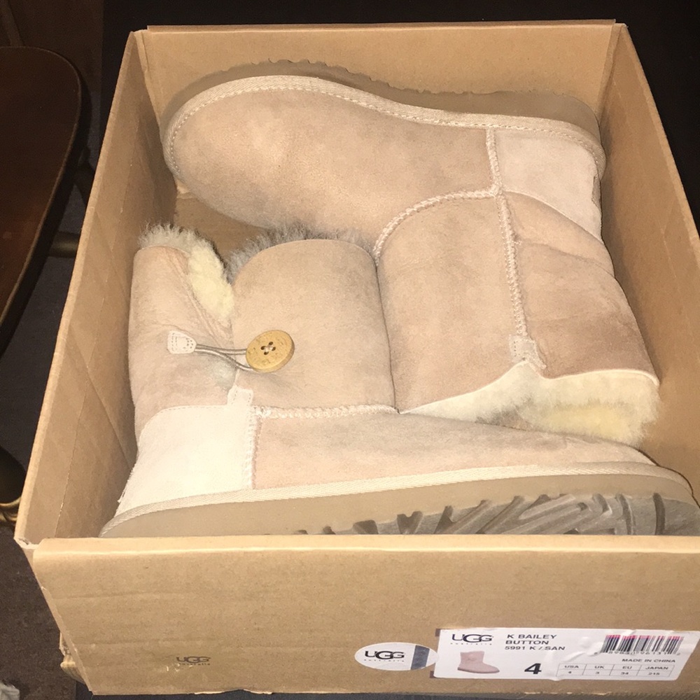 Ugg Bailey button size 4 youth